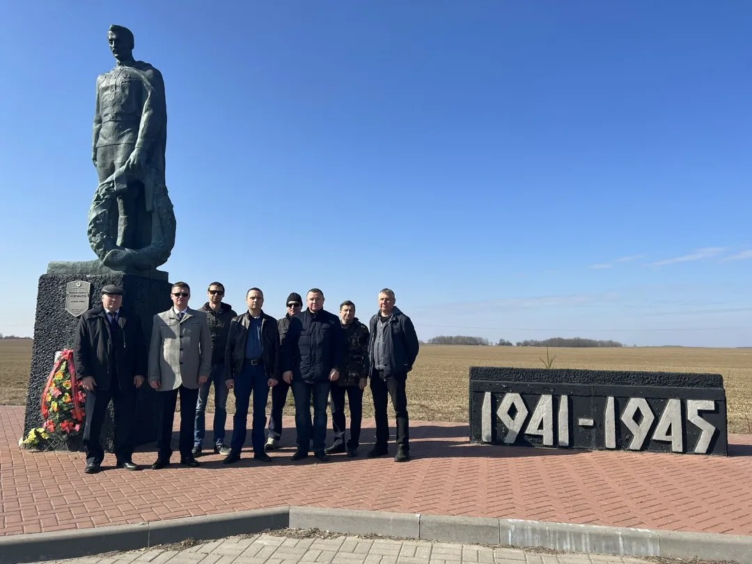 Слуцкий лесхоз. Чикола памятники Великой Отечественной войне. Памятник ВОВ В Сузуне. Памятники посвящённые Великой Отечественной войне Мариуполя. Памятник сквера Победы в Великой Отечественной войне.